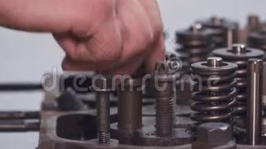机械修理一辆货车的引擎